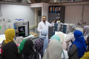 معمل متبقيات المبيدات يستقبل وفد طلابي من زراعة المنوفية 12 معمل متبقيات المبيدات