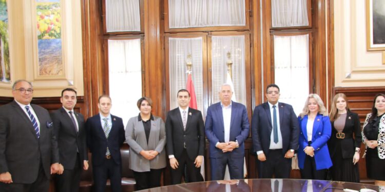 وزير الزراعة يستقبل وفد لجنة المناخ بتنسيقية شباب الأحزاب والسياسيين 1 لجنة المناخ