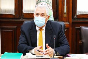 وزير الزراعة يبحث مع قيادات الوزارة تنفيذ تكليفات مجلس الوزراء بشأن المحاصيل الاستراتيجية 12 وزير الزراعة