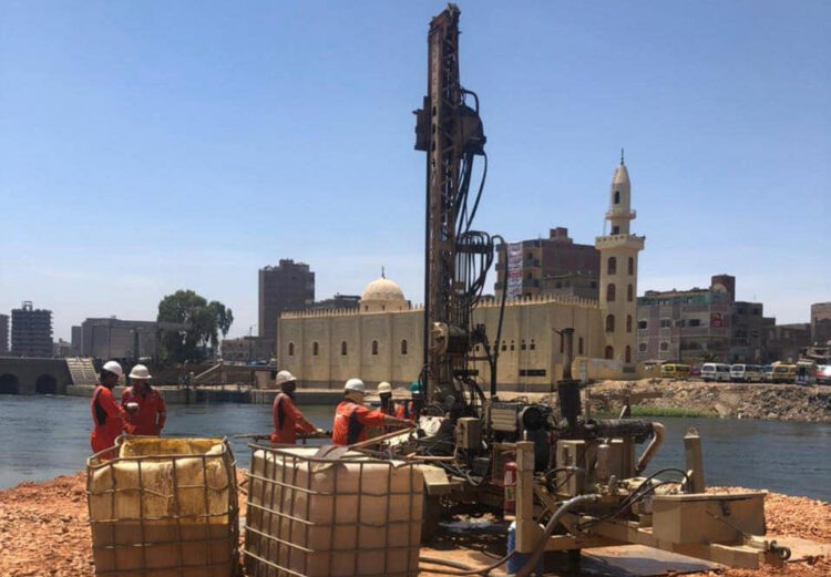 وزير الري يستعرض الموقف التنفيذي لمشروع قناطر ديروط الجديدة