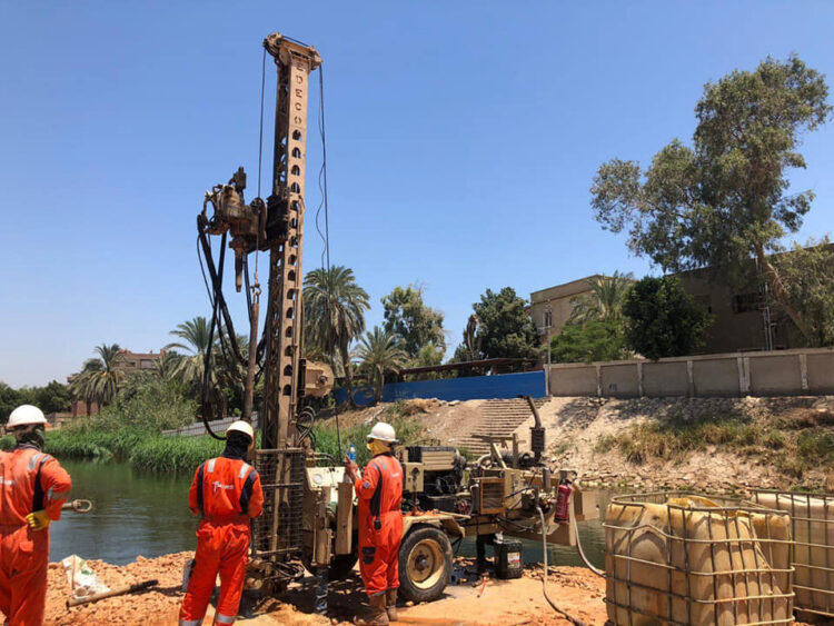 وزير الري يستعرض الموقف التنفيذي لمشروع قناطر ديروط الجديدة