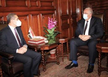 «القصير» يبحث مع محافظ الغربية توفير الأراضي لمشروعات «حياة كريمة»