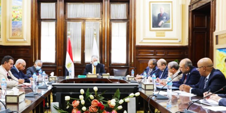 وزير الزراعة يبحث مع قيادات الوزارة تنفيذ تكليفات مجلس الوزراء بشأن المحاصيل الاستراتيجية 1 وزير الزراعة