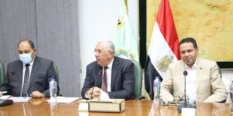 وزير الزراعة يترأس اجتماع اللجنة العليا للدواجن ويبحث كيفية النهوض بمنظومة صناعة الدواجن 1 وزير الزراعة