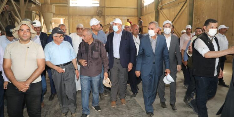 وزير الزراعة ومحافظ كفر الشيخ يتفقدان محطة غربلة  تقاوي المحاصيل الزراعية بسخا 1 وزير الزراعة