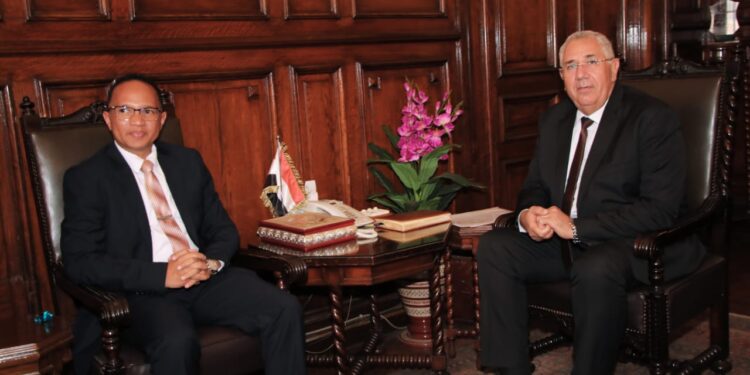 "القصير" يستعرض مع وزير المياه بمدغشقر التجربة المصرية في الزراعة 1 القصير