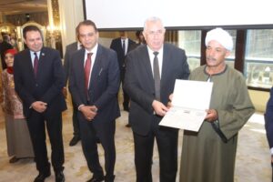 وزير الزراعة يكرم أفضل مزارعي القمح ويوجه الشكر لجهاز الخدمة الوطنية ومشروع مستقبل مصر 14 مزارعي القمح