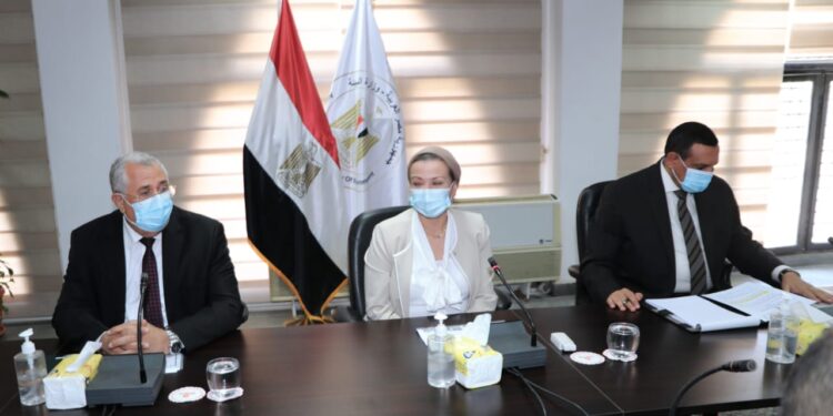 وزراء البيئة والزراعة والتنمية المحلية يجتمعون لمناقشة خطة مواجهة نوبات تلوث الهواء الحادة 1 وزراء البيئة والزراعة والتنمية المحلية يجتمعون لمناقشة خطة مواجهة نوبات تلوث الهواء الحادة