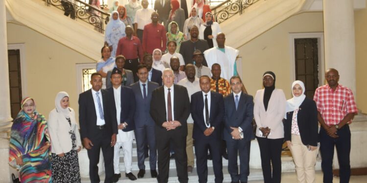 وزير الزراعة يسلم المبعوثين من ٢٣ دولة أفريقية واسيوية شهادات إتمام البرامج التدريبية في مجالي الدواجن والأسماك 1 وزير الزراعة