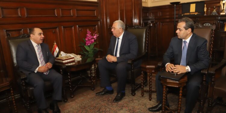 وزير الزراعة يستقبل سفير مصر الجديد لدى كينيا ويبحث معه سبل تفعيل اتفاقات التعاون الزراعي بين مصر وكينيا 1 وزير الزراعة