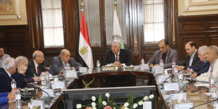 وزير الزراعة يبحث مع المصدرين سبل تعزيز الصادرات الزراعية المصرية 1 وزير الزراعة