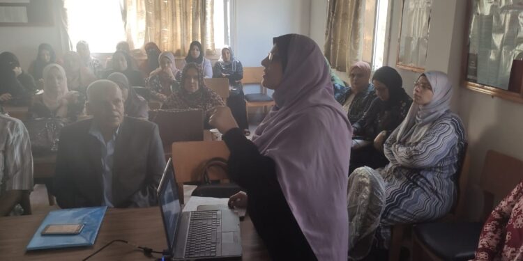 صناعة الحرير الطبيعي في تدريب بمعهد قاية النباتات