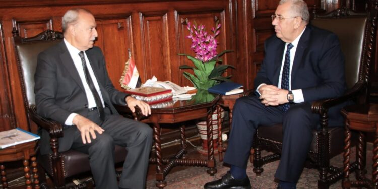 القصير والهجان يبحثان سرعة تخصيص أراضي لمشروعات النفع العام و حياة كريمة 1 حياة كريمة