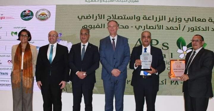 “عزوز” يؤكد أهمية تضافر الجهود للنهوض بقطاع النباتات الطبية والعطرية