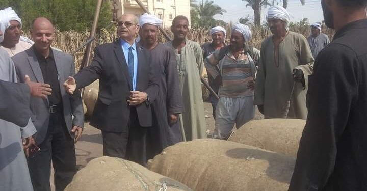وكيل وزارة الزراعة بالفيوم يتفقد حلقات القطن ويستمع لمشاكل المزارعين