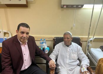 وزير الزراعة يطمئن على طبيب الفيوم الذي أصيب خلال حملة تحصين