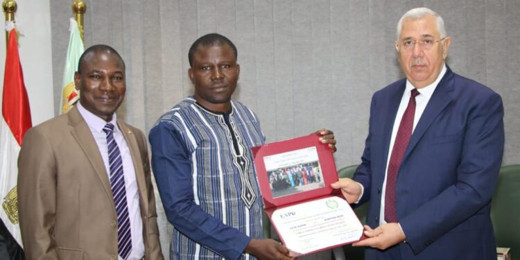 وزير الزراعة يسلم 23 متدربا من 18 دولة أفريقية شهادات البرنامج التدريبي حول التغيرات المناخية وتأثيرها علي الأمن الغذائي 1 وزير الزراعة