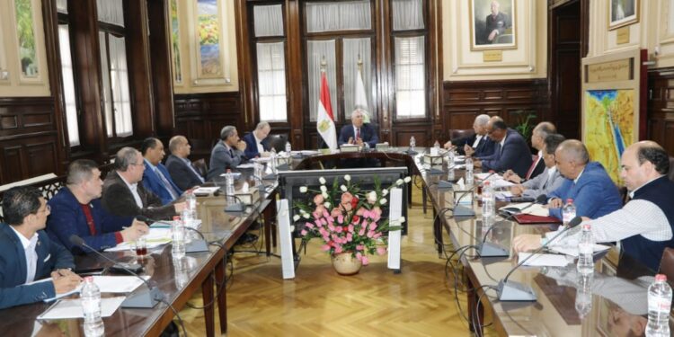 وزير الزراعة يتابع مستجدات منظومة تحديث الري و الأصناف الجديدة من الأرز و حماية الأراضي 1 وزير الزراعة