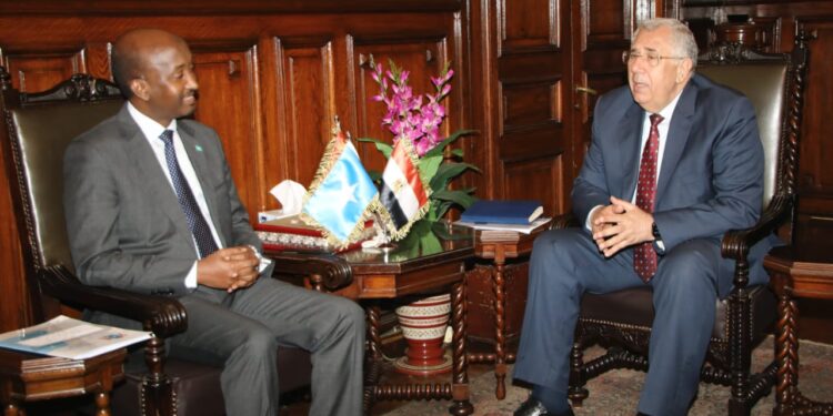 القصير يبحث مع وزير الثروة السمكية الصومالي أوجه التعاون بين البلدين في مجال التدريب وبناء القدرات والاستزراع السمكي 1 القصير