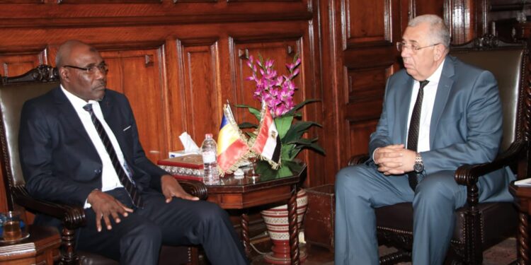 وزير الزراعة يبحث مع وزير الثروة الحيوانية التشادي آفاق التعاون المستقبلي بين البلدين 1 وزير الزراعة