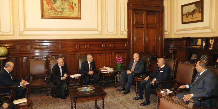 وزير الزراعة يبحث مع رئيس جهاز التجارة الداخلية توسعة نشاط البورصة المصرية للسلع وتفعيل دور  الزراعات التعاقدية 1 وزير الزراعة