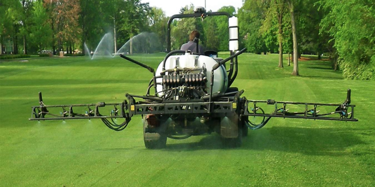 دور آلات الرش في مكافحة آفات المسطحات الخضراء 1 المسطحات الخضراء