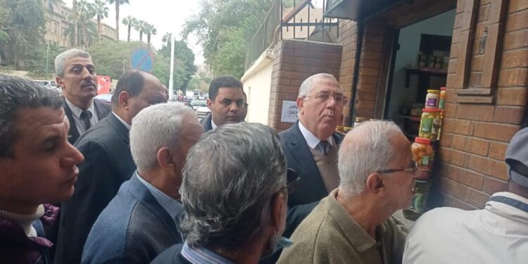 وزير الزراعة يتفقد المنافذ التابعة للوزارة ويوجه بالالتزام بالأسعار المخفضة المعلنة للمواطنين 1 وزير الزراعة
