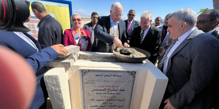 وزيرا الزراعة والبيئة ومحافظ جنوب سيناء يضعون حجر الأساس لمركز الصيد ومصنع الثلج بالطور 1 الزراعة