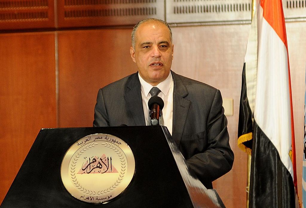 د.علاء عزوز يشيد بالمعارض الخارجية التي تقيمها مؤسسة الأهرام 12 د. علاء عزوز 1