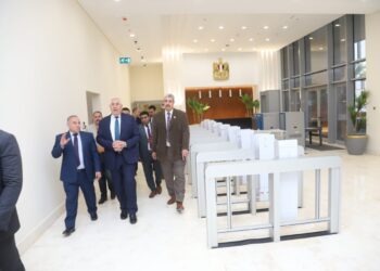 وزير الزراعة يباشر أعماله ويتفقد سير العمل بمقر الوزارة بالعاصمة الادارية الجديدة