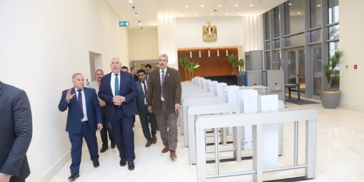 وزير الزراعة يباشر أعماله ويتفقد سير العمل بمقر الوزارة بالعاصمة الادارية الجديدة 1 وزير الزراعة يباشر أعماله ويتفقد سير العمل بمقر الوزارة بالعاصمة الادارية الجديدة