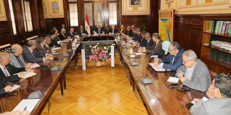 وزير الزراعة يبحث مع قيادات الوزارة الترتيبات النهائية للانتقال إلى العاصمة الإدارية 1 وزير الزراعة