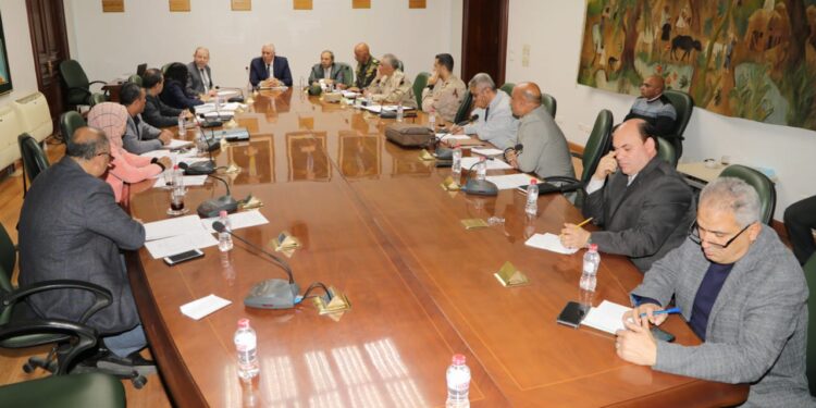 وزير الزراعة يلتقي أعضاء وحدة متابعة وتنفيذ مشروع التجمعات التنموية الزراعية بسيناء