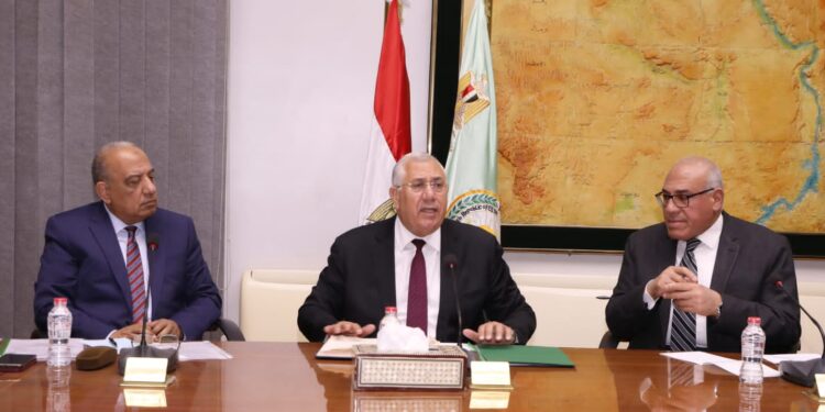 وزيرا الزراعة وقطاع الأعمال ورئيس العربية للتصنيع يبحثون تفعيل الزراعة التعاقدية للقطن