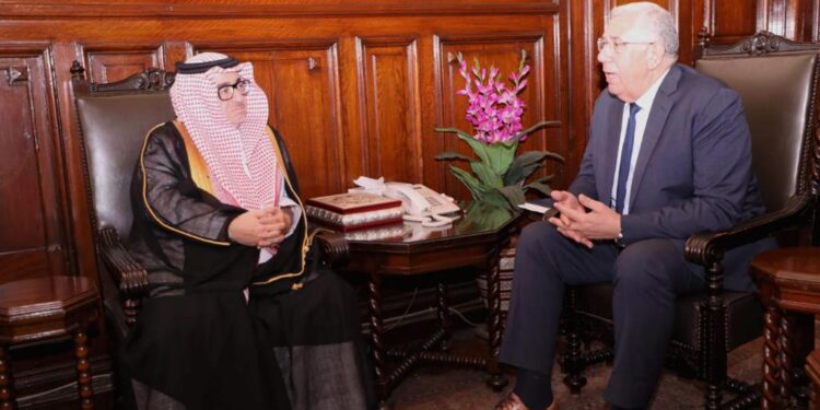 وزير الزراعة يبحث التعاون مع رئيس "الوطني لتنمية الغطاء النباتي ومكافحة التصحر  بالسعودية" 1 وزير الزراعة يبحث التعاون مع رئيس “الوطني لتنمية الغطاء النباتي ومكافحة التصحر  بالسعودية”