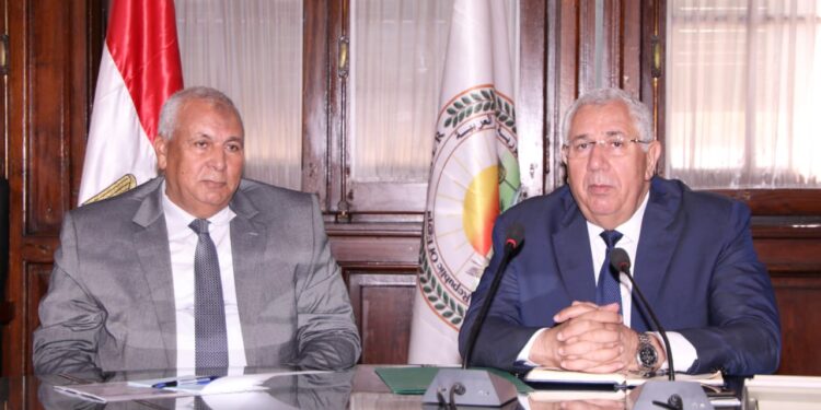 "القصير" و "الزملوط" يبحثان موقف عدد من المشروعات الزراعية بالوادي الجديد 1 “القصير” و “الزملوط” يبحثان موقف عدد من المشروعات الزراعية بالوادي الجديد