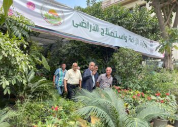 مدير المركز الإقليمي للإصلاح الزراعي والتنمية الريفية بالشرق الأدنى يزور معرض زهور الربيع