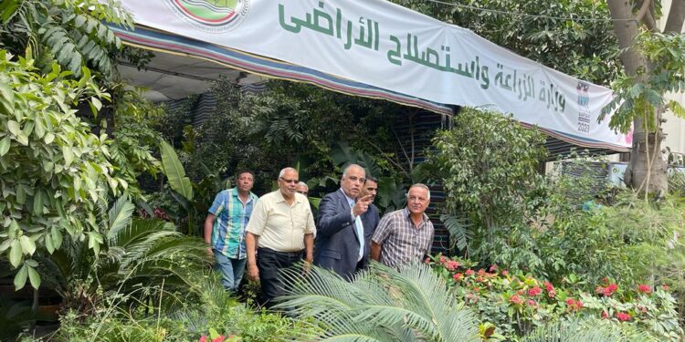 مدير المركز الإقليمي للإصلاح الزراعي والتنمية الريفية بالشرق الأدنى يزور معرض زهور الربيع 1 مدير المركز الإقليمي للإصلاح الزراعي والتنمية الريفية بالشرق الأدنى يزور معرض زهور الربيع