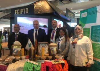 “القصير” يتفقد جناح الوزارة بشرم الشيخ