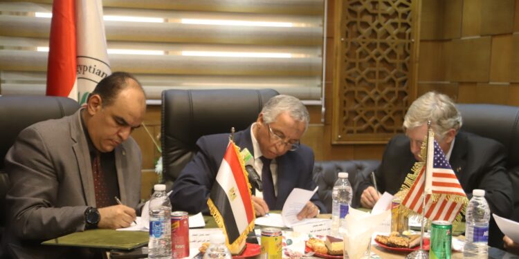 "الزراعة" توقع بروتوكول تعاون مشترك مع جامعة فلوريدا لإنتاج وتصدير شتلات الفراولة 1 “الزراعة” توقع بروتوكول تعاون مشترك مع جامعة فلوريدا لإنتاج وتصدير شتلات الفراولة