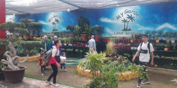 بالصور إقبال من المواطنين على معرض زهور الربيع وسفيرة كولومبيا تبدى إعجابها بالمعروضات الزراعية