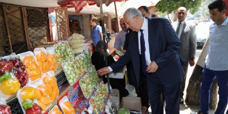 "الزراعة" تواصل ضخ المنتجات والسلع الغذائية بمنافذها بأسعار مخفضة 1 الزراعة