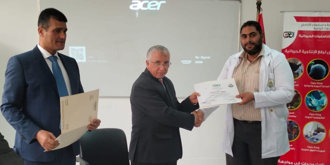 تسليم الشهادات لعدد ١٠ متدربين ضمن البرنامج التدريبي "التلقيح الاصطناعي في  الجاموس" 1 التلقيح الاصطناعي