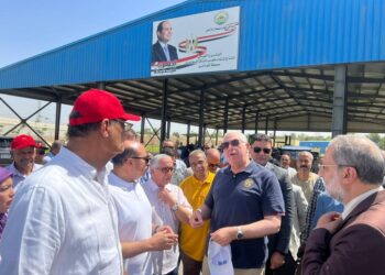 وزير الزراعة ومحافظ أسوان ورئيس هيئة تنمية الصعيد يتفقدون أول محطة لإنتاج شتلات قصب السكر  بتكلفة 300 مليون جنيه 2 وزير الزراعة