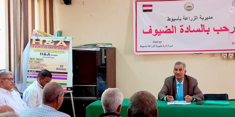 وكيل زراعة أسيوط يبحث خطة العمل في عيد الأضحى 1 وكيل زراعة أسيوط
