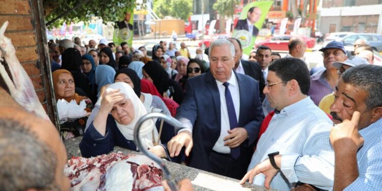 وزير الزراعة يتفقد المنافذ التابعة للوزارة ويوجه بتوفير السلع بالأسعار المخفضة للمواطنين 1 وزير الزراعة