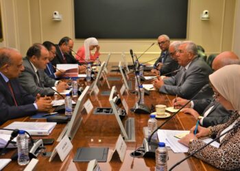 وزراء الزراعة والصناعة وقطاع الاعمال يبحثون تسويق القطن بالموسم الجديد