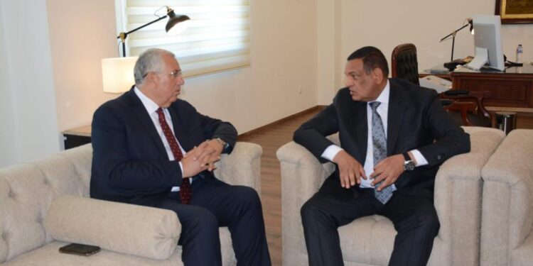 وزيرا الزراعة والتنمية المحلية يتابعان ملفات التعاون فى مجال الحفاظ على الأراضي الزراعية 1 الأراضي الزراعية