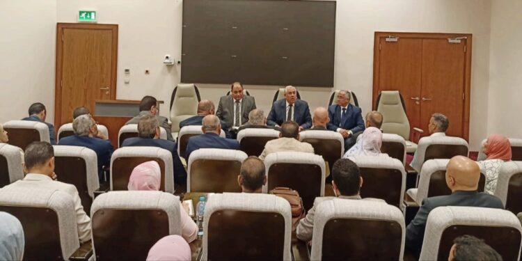 وزير الزراعة يجتمع مع عدد من الباحثين في مجالي الإنتاج الحيواني والبساتين 1 وزير الزراعة