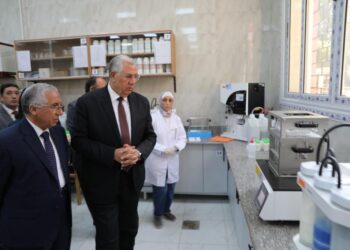 وزير الزراعة يفتتح معمل خصوبة الأراضى ويتفقد وحدة الاستشعار عن البعد
